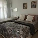 Apartment Playa De Americas Apto Cerca De La Playa, Con Piscina Y Parking *