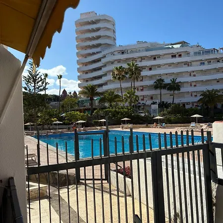 Con Piscinas Y Parking 公寓