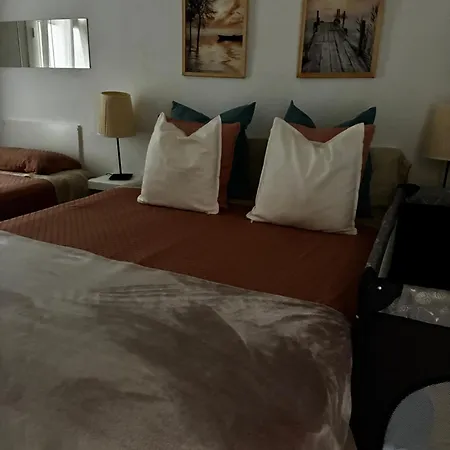 Con Piscinas Y Parking 阿德耶