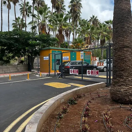 Con Piscinas Y Parking 公寓 *